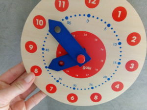 Une Horloge En Bois Pour Apprendre Lire L Heure En Manipulant