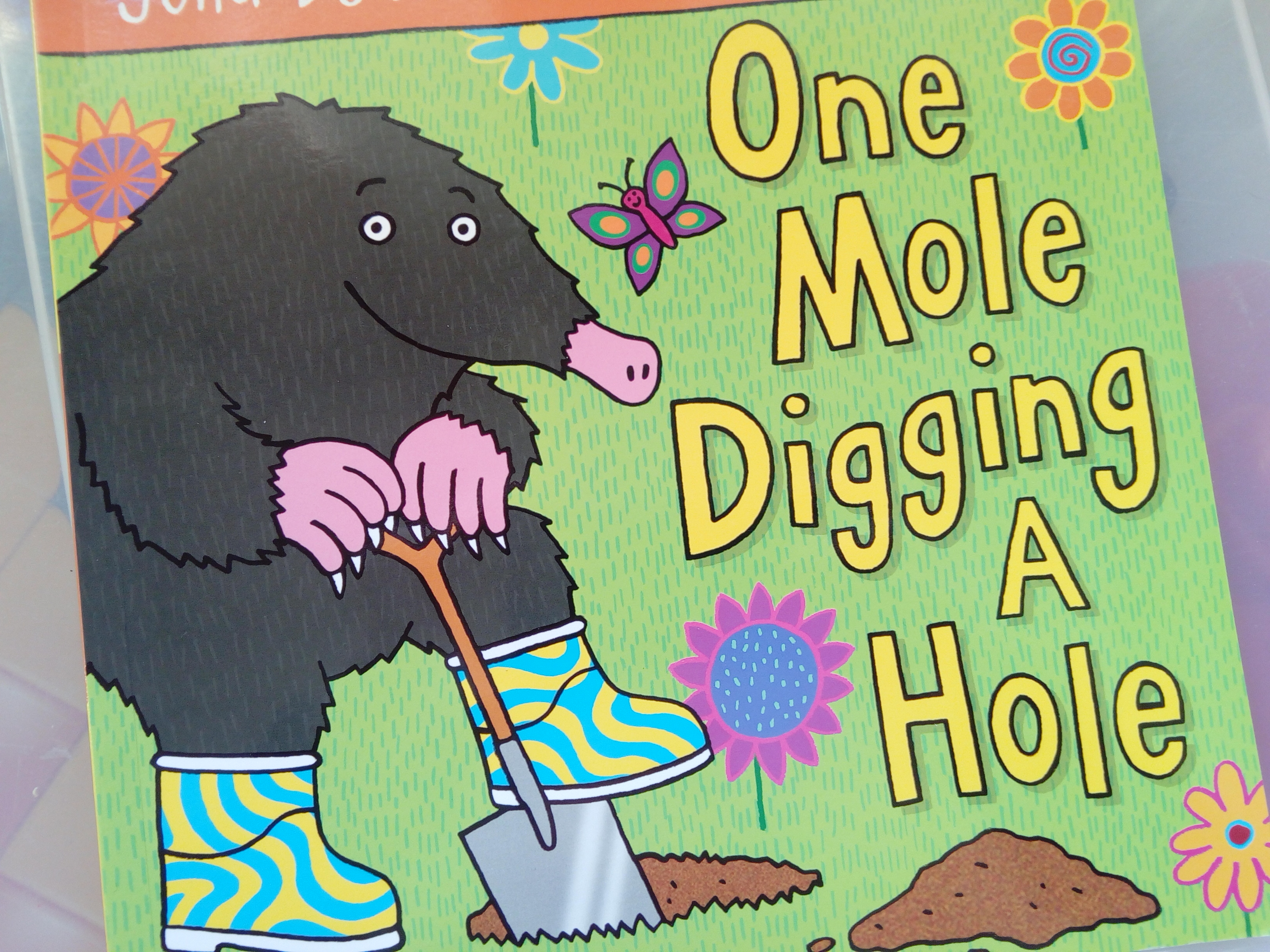 one mole digging a hole livre anglais enfants